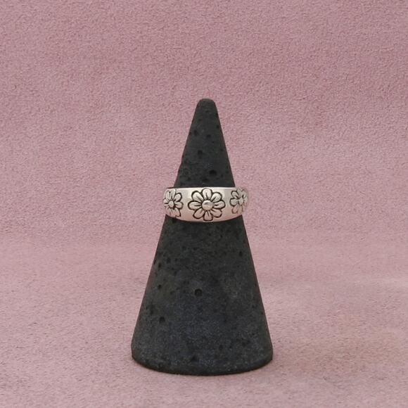 Sterling Jewelry - sterling silver floral band toe ring size 3